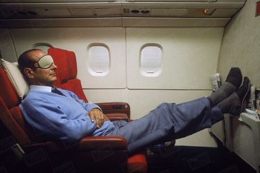 Même pour Chirac, la sieste, c’est sacré... Le 18 septembre 1987, dans le Concorde qui l’emmène à Nouméa, Chirac ferme les écoutilles. La bataille a été rude : le référendum sur l’indépendance de la Nouvelle-Calédonie s’est conclu par un plébiscite pour le maintien dans la République. Le Premier ministre a voulu fêter cette victoire, même s’il faut, pour cela, engloutir, aller-retour, 48 600 kilomètres en trente-sept heures de vol!