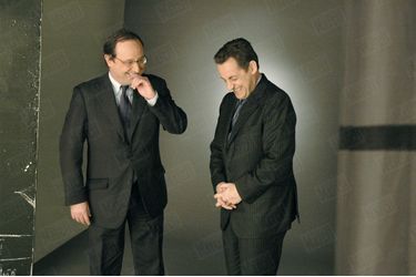 Hollande-Sarkozy: exceptionnelle et brève complicité... Éclats de rire et bonne humeur. À quelques semaines du référendum sur le traité établissant une Constitution européenne, en mars 2005, François Hollande et Nicolas Sarkozy se retrouvent dans les locaux de Paris Match, à Levallois-Perret. Ils défendent le « oui », mais les Français en décideront autrement.