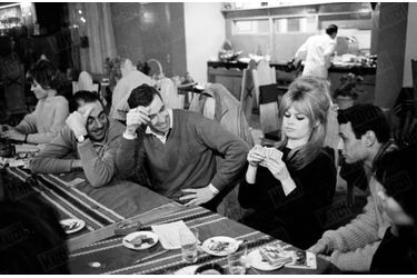 Michel Subor et Brigitte Bardot sur le tournage du film «La Bride sur le cou» de Roger Vadim, en janvier-février 1961.
