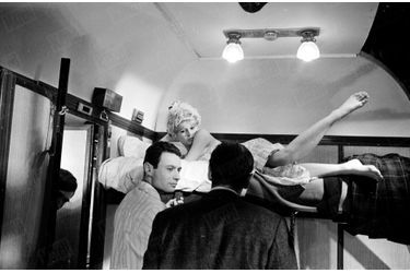 Michel Subor, Brigitte Bardot et Roger Vadim sur le tournage du film «La Bride sur le cou», en janvier-février 1961.