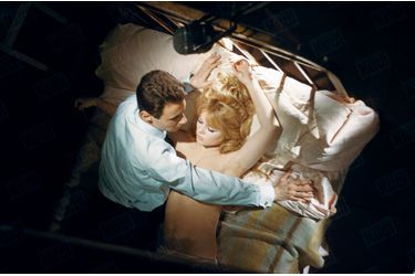 Michel Subor et Brigitte Bardot sur le tournage du film «La Bride sur le cou» de Roger Vadim, en janvier-février 1961.
