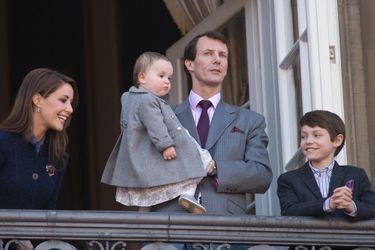 La princesse Athena de Danemark avec ses parents et son frère aîné le prince Henrik, le 16 avril 2013