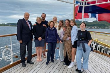 La princesse Ingrid Alexandra de Norvège avec ses parents, ses grands-parents, son petit frère, sa tante et ses cousines, en août 2020