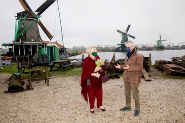 L'ex-reine Beatrix des Pays-Bas, en bordeaux et vert, devant l'un des moulins de Zaanse Schans, le 15 janvier 2022