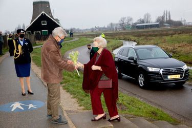 L'ex-reine Beatrix des Pays-Bas à son arrivée sur le site touristique de Zaanse Schans, le 15 janvier 2022