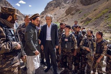 Près de Jangalak, son village dans la montagne, Ahmad Massoud entouré des commandants de son armée. Photo prise en septembre 2020.