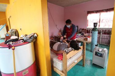 Un homme s&#039;occupe de sa femme malade du covid-19 à Magdalena Tequisistlán, au Mexique, le 4 août.