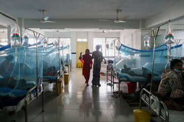 Dans un hôpital de fortune à Dhaka, au Bangladesh. 
