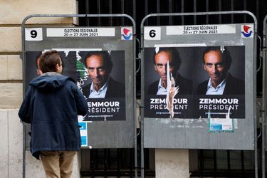 Des affiches "Zemmour président" collées dans Paris après le second tour des élections régionales.