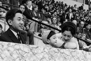 Le prince Naruhito du Japon, âgé de 4 ans, avec ses parents, le prince héritier Akihito et la princesse Michiko, aux JO de Tokyo, le 21 octobre 1964 