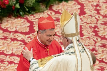 Le 28 juin 2018, l'évêque Angelo Becciu était fait cardinal pendant un consistoire par le pape François. Il est déchu en septembre 2020, son procès s'est ouvert mardi. 