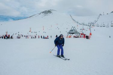 Hassan, qui vit en Belgique, skie en Iran pour 20 euros par jour tout compris : une bonne affaire pour lui, une fortune pour la plupart des Iraniens. 