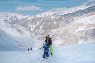 Situé à 65 kilomètres de Téhéran, le domaine skiable de Dizin s’étend de 2 650 à 3 600 mètres d’altitude. Le 30 décembre 2021