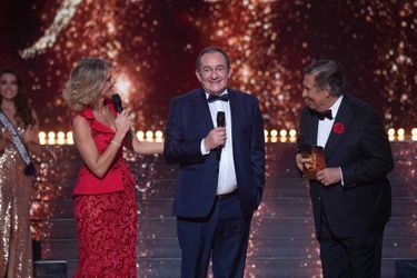 Sylvie Tellier, Jean-Pierre Pernaut et Jean-Pierre Foucault à l'élection de Miss France 2022 en décembre 2021. 