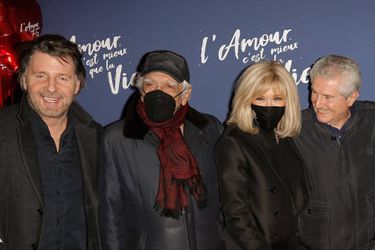Philippe Lellouche, Gérard Darmon, Brigitte Macron et Claude Lelouch à l'avant-première de «L'amour c'est mieux que la vie» à l'UGC Normandie à Paris le 17 janvier 2022. 