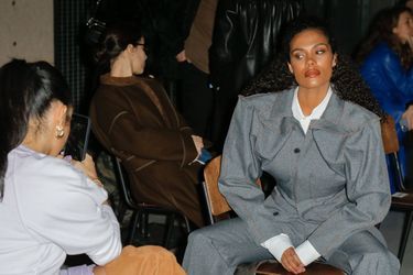 Amina Muaddi et Tina Kunakey au défilé de la marque Y/Project lors de la Fashion Week homme de la saison automne-hiver 2022/2023 à Paris le 19 janvier 2022