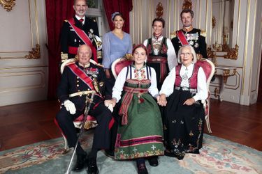 La princesse Ingrid Alexandra de Norvège avec ses parrains et marraines, le jour de sa confirmation, le 31 août 2019