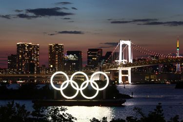 Les anneaux olympiques photographiés à Tokyo. 