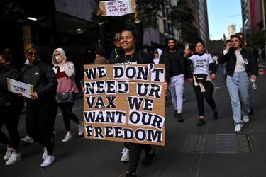 &quot;Pas besoin de votre vaccin, nous voulons notre liberté&quot;, proclame la pancarte de cette manifestante à Sydney, samedi.