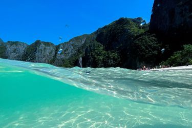 La plage de Maya Bay, sur les îles Phi Phi (Thaïlande), a rouvert aux touristes, le 4 janvier 2022.