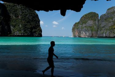 La plage de Maya Bay, sur les îles Phi Phi (Thaïlande), a rouvert aux touristes, le 4 janvier 2022.