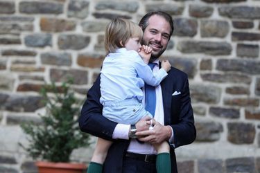 Le prince Félix de Luxembourg avec son fils le prince Liam, le 19 septembre 2020 à Clervaux pour le baptême du prince Charles de Luxembourg 