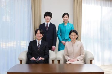 Le prince héritier du Japon Fumihito d'Akishino avec les princesses Kiko et Kako et le prince Hisahito, le 13 décembre 2021. Photo diffusée le 1er janvier 2022 