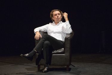 Alex Vizorek sur scène à Grasse, en octobre 2019.