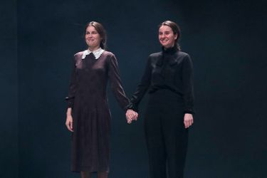 Laetitia Casta et la pianiste Isil Bengi lors de la générale de la pièce «Clara Haskil, prélude et fugue» au théâtre du Rond Point à Paris le 5 janvier 2022