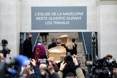 Arrivée des cercueils lors des obsèques des frères Bogdanov à l'église de la Madeleine à Paris le 10 janvier 2022
