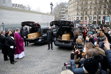 Arrivée des cercueils lors des obsèques des frères Bogdanov à l'église de la Madeleine à Paris le 10 janvier 2022