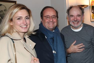 Julie Gayet, François Hollande et Jean-Pierre Darroussin lors de la générale de la pièce «Rimbaud en Feu» au théâtre Antoine à Paris le 13 janvier 2022