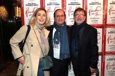 Julie Gayet, François Hollande et Jean-Michel Djian lors de la générale de la pièce «Rimbaud en Feu» au théâtre Antoine à Paris le 13 janvier 2022
