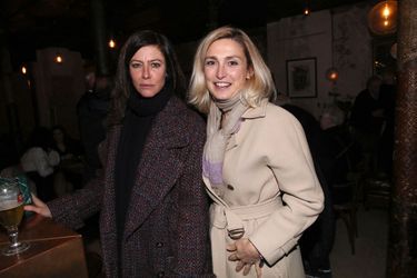 Anna Mouglalis et Julie Gayet lors de la générale de la pièce «Rimbaud en Feu» au théâtre Antoine à Paris le 13 janvier 2022