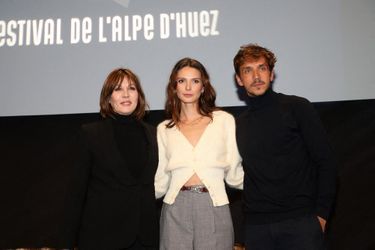 Mathilde Seigner, Joséphine Japy et Ruben Alves lors de l'ouverture du 25e Festival de l'Alpe d'Huez le 17 janvier 2022