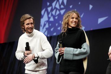 Philippe Lacheau et Elodie Fontan lors de l'ouverture du 25e Festival de l'Alpe d'Huez le 17 janvier 2022