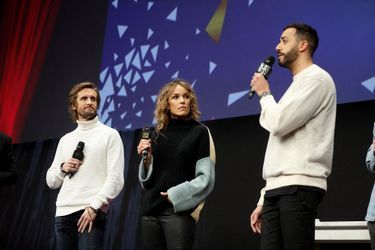 Philippe Lacheau, Elodie Fontan et Tarek Boudali lors de l'ouverture du 25e Festival de l'Alpe d'Huez le 17 janvier 2022