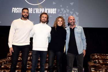 Tarek Boudali, Philippe Lacheau, Elodie Fontan et Julien Arruti lors de l'ouverture du 25e Festival de l'Alpe d'Huez le 17 janvier 2022