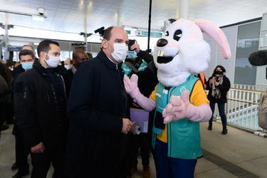 Jean Castex avec Serge, le lapin du métro parisien. 