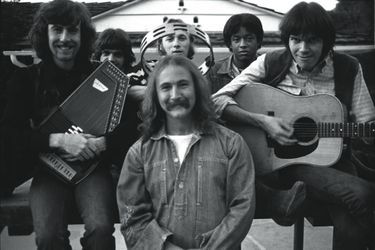 De g. à dr. : Graham Nash, Dallas Taylor, David Crosby (avec, au-dessus de lui, Stephen Stills), Greg Reeves et Neil Young.