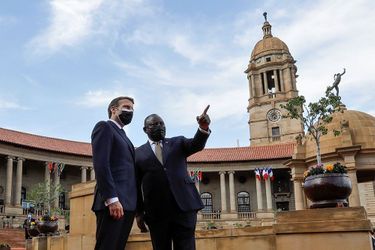 Emmanuel Macron et le président sud-africain Cyril Ramaphosa vendredi à Pretoria.