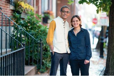 Lauréats. Avec son mari et ancien professeur, Abhijit Banerjee, à Cambridge le 14 octobre 2019 : le couple et leurs collègue Michael Kremer venaient de se voir attirbuer la plus prestigieuse des distinctions.