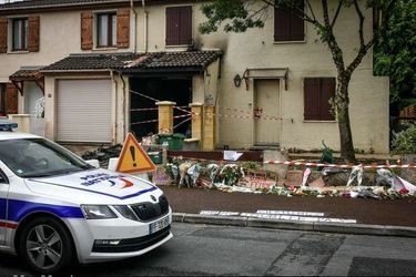 Des fleurs déposées devant le domicile de Chahinez, tuée et brûlée par son compagnon.