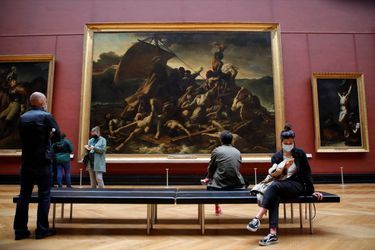 Enfin sauvés ? Des visiteurs masqués ont pu admirer  &quot;Le Radeau de la Méduse&quot; de Géricault dans un Louvre enfin rouvert ce mercredi 19 mai, après six mois de confinement.
