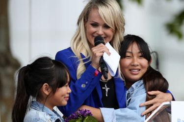 Laeticia Hallyday avec ses filles Jade (à droite) et Joy (à gauche), en 2019. 