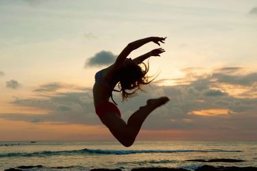 Le principe de cette méthode: mêler la danse, le yoga, des exercices de respiration et d’introspection pour lâcher prise et découvrir sa nature profond