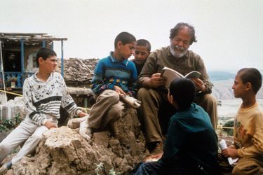 Une photo qui résume parfaitement l'oeuvre d'Abbas Kiarostami: un vieil homme qui fait la lecteur aux enfants dans "Au travers des oliviers"