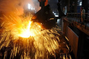 Du fer en fusion, dans une usine de Hefei, en Chine, en septembre 2013. L'acier, composé essentiellement de fer, a vu son cours s'envoler ces dernières semaines.