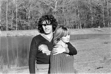 Miou-Miou et Julien Clerc dans leur maison de campagne de l&#039;Yonne, en janvier 1977.