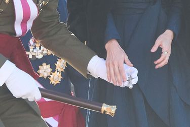 Le roi Felipe VI d'Espagne redonne à la reine Letizia sa broche qui était tombée par terre, à Madrid le 6 janvier 2022